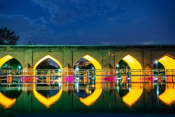 Photo sur Plexiglas Pont Khadjou petit et confortable pont Chobi le soir déjà illuminé sur la rivière Zayanderud dans la ville d& 39 Ispahan