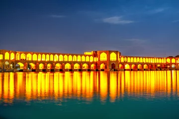Cercles muraux Pont Khadjou Khaju Bridge over Zayandeh river is iluminated at dusk with lights, Serving as a dam as well