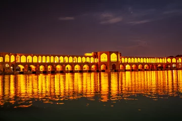 Photo sur Plexiglas Pont Khadjou Khaju Bridge over Zayandeh river is iluminated at dusk with lights, Serving as a dam as well