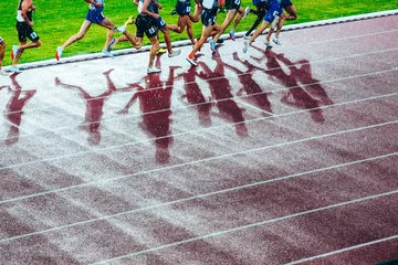 Poster Vrouwelijke track and field race in atletiekstadion. Professionele vrouwelijke lopers. Foto voor atletiekcompetitie bij olympische zomerwedstrijd Tokyo 2020. © kovop58