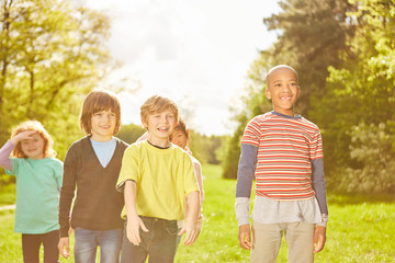 Kinder als Freunde im multikulturellen Kindergarten