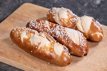 Laugengebäck auf Holzbrettchen (Breznstangerl)