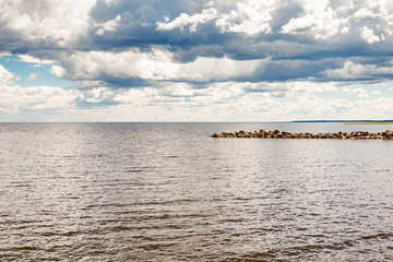 Obraz premium Gulf of Finland and rocks on the shore. Beautiful sky with clouds. Leningrad region, Russia.