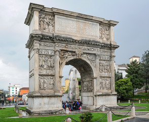 Fototapeta na wymiar The well-preserved triumphal arch of the Roman Empire is a unique cultural monument.