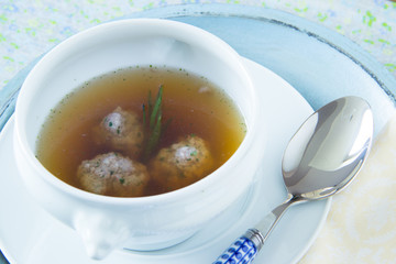 Fleischbrühe mit Leberknödel Einlage in Suppenterrine angerichtet