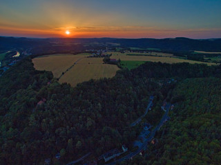 Sonnenuntergang über Kurort Bad Schandau mit Blick auf Lilienstein und Königstein in der...