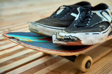 vieille planche de skateboard et chaussures