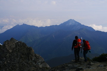 Fototapeta premium 南アルプス 白峰三山テント縦走 北岳山頂からの風景 甲斐駒ヶ岳遠景