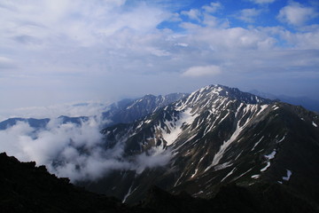 Obraz premium 南アルプス 白峰三山テント縦走 北岳山頂から 間ノ岳と農鳥岳を望む