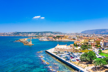 Naklejka premium Widok z lotu ptaka na stary port i słynną latarnię morską Chania, Kreta, Grecja