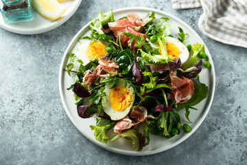Green salad with eggs and smoked ham