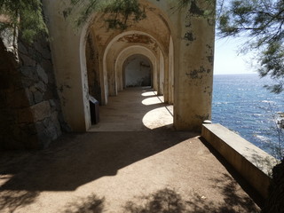 Obraz premium Construcción en el camino de ronda en la costa brava catalana