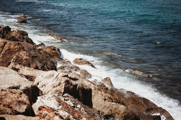 Fototapeta na wymiar the waves of the sea beat against the stones