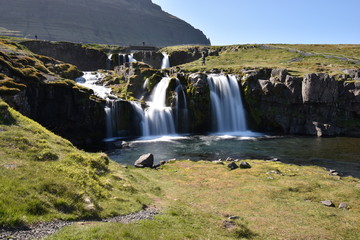 Obraz premium Famous kirkjufell mountain with the kirkjufell falls waterfalls in front in Grundarfjödur in Iceland