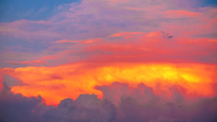Fototapeta premium Dramatischer Abendhimmel-Hintergrund mit Wolken