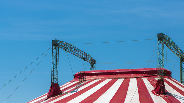 Kuppel eines Zirkuszeltes vor blauem Himmel, Textfreiraum
