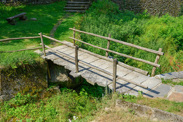 Fussgängerbrücke bei der Kirche St. Peter u. Paul, Biasca, Tessin, Schweiz