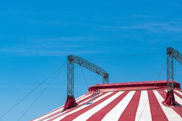 Kuppel eines Zirkuszeltes vor blauem Himmel, Textfreiraum