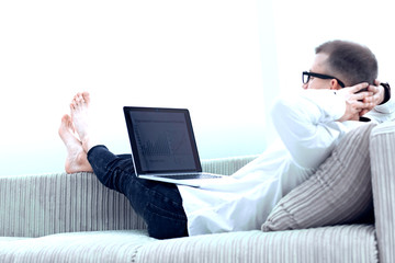 young man uses a laptop to view online news