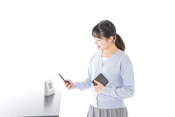 キャッシュレス決済をする若い女性