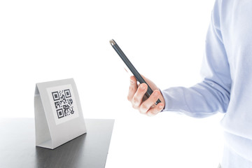 キャッシュレス決済をする若い女性