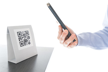 キャッシュレス決済をする若い女性