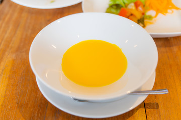 カフェ　スープ　女性　キッシュ