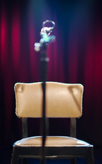 SILLA EN ESCENARIO CON MICROFONO