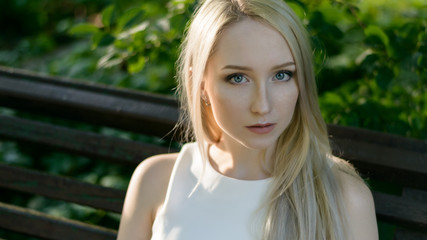 Naklejka premium Outdoor portrait of beautiful young woman. Natural light.