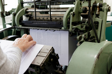Machine for stitching book pages with threads in typography.