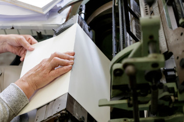 Machine for stitching book pages with threads in typography.
