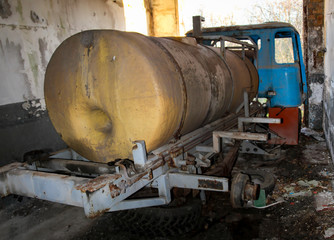 Ein alter Gülletransporter in der Garage