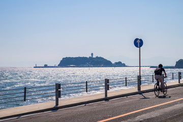 湘南の道路と江の島 © picture cells