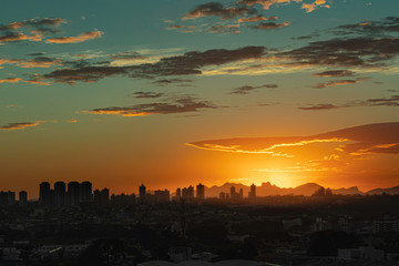 Obraz premium Golden sunrise over the city