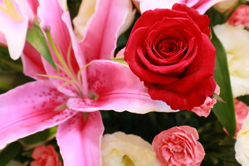 深紅のバラとピンクのユリ