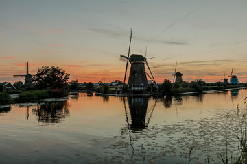 Fototapeta na wymiar Windmühlen Kinderdijk Nord-Hollan