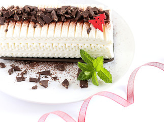 Torta gelato alla panna e scaglie di cioccolato su uno sfondo bianco con decorazioni natalizie