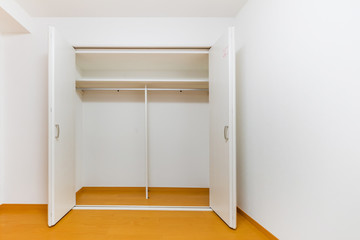 Fototapeta na wymiar 内装の扉と壁　Simple unfurnished apartment space