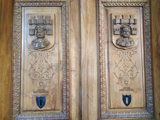 puerta de madera labrada