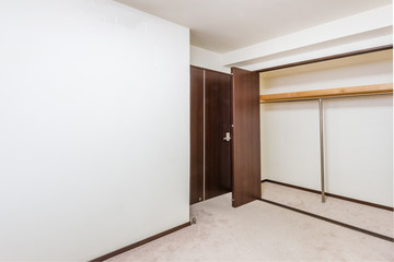 内装の扉と壁　Simple unfurnished apartment space