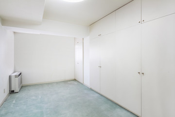 内装の扉と壁　Simple unfurnished apartment space