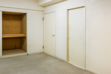 内装の扉と壁　Simple unfurnished apartment space