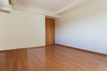 内装の扉と壁　Simple unfurnished apartment space