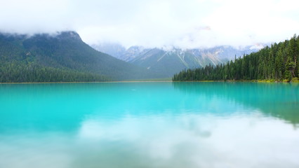 Fototapeta na wymiar emerald lake