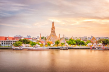 Obraz premium Beautiful view of Wat Arun Temple at twilight in Bangkok, Thailand