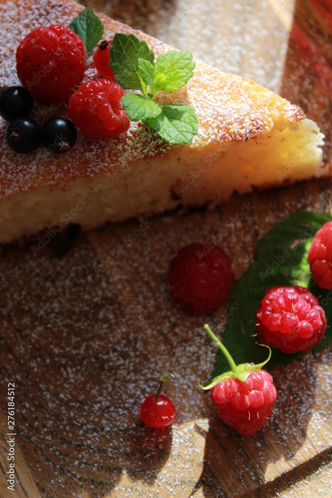 Wall mural cake with fresh berries