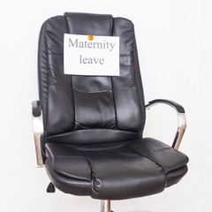 Naklejka premium Office leather chair on which the inscription maternity leave. Childcare leave concept and dikret in the workplace