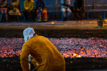 braise pour la marche sur le feu