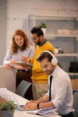 Obraz premium Adding information into presentation on laptop