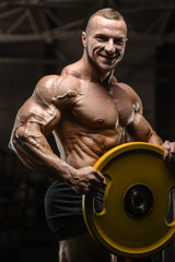 Fototapeta na wymiar muscular bodybuilder fitness men doing abs exercises in gym